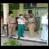 MIN Talang Empat Benteng Terima Bantuan Masker