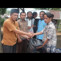 Kemenag Seluma Bagikan Daging Qurban Kepada Masyarakat