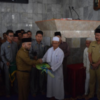 Ka. Kankemenag Kota Dampingi Walikota Serahkan Hadiah Mobil 