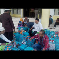 KUA Se Benteng Bantu Panitia Distribusikan Tas Koper Jamaah Haji