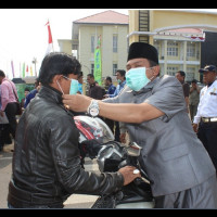 Siaga Kabut Asap, Kemenag Bersama Bupati dan KNPI Benteng Bagikan Masker Gratis