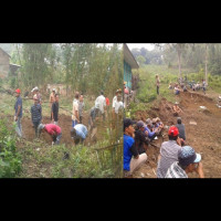 Wali Murid MIS GUPPI Tasik Malaya Gotong Royong Buat Tempat Bermain Siswa