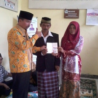 Ka.KUA Air Periukan Seluma Beri Buku Nikah Kepada Catin