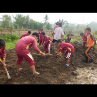 PT SMS Berikan Bantuan Penimbunan Lahan MIM Lubuk Kembang RL