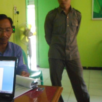 Ka. KUA Pino Raya Bimbing Staf Isi Data SIMKAH