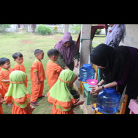 Tumbuhkan Budaya Bersih Sejak Dini, Guru RA As-Syifa Ajarkan Anak Mencuci Tangan