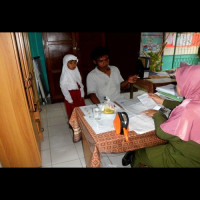 Guru MIS GUPPI No.13 Tasik Malaya Bagikan Uang Tabungan Siswa