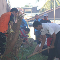 Kemenag Kota Bengkulu Gotong Royong Bersihkan Lingkungan 