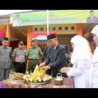 Ka. Kemenag Potong Nasi Tumpeng dalam Rangka Peringatan HAB Kemenag ke-70