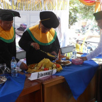 Ka.KUA Pino Raya Berikan Kado Nasi Tumpeng Kepada Kakan  Kemenag