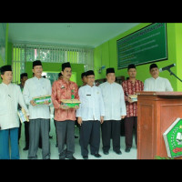 Kemenag RL Bagikan Bantuan Al-Qur’an