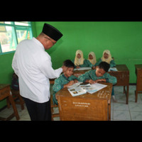 Sidak Ke MTsN Karang Anyar, Ka. Kemenag Bengkulu Utara Tegur Siswa tidak Disiplin