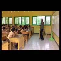 Siswa/I MTs Lais Diajarkan Keterampilan Membuat Hiasan Dinding