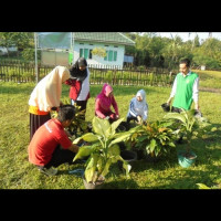 Gelar Jumat Bersih, ASN KUA Curup Timur RL Buat Taman