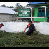 KUA Taba Penanjung Benteng Rutin Jum’at Bersih 