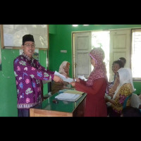 Ka.KUA Kec.Lubuk Sandi Seluma Bagikan SK PAH