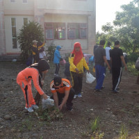 Karyawan Kemenag Kota Bengkulu Gotong Royong Bersihkan Kantor Bentiring