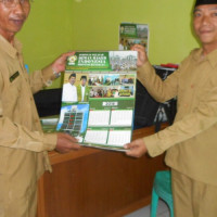 Ka.KUA Pino Raya Serahkan Kalender DMI Provinsi