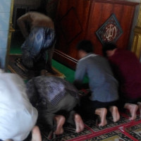 Ka.KUA Selupu Rejang Ajari Mahasiswa PPL Tata Cara Sholat Yang Benar