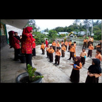 Siswa MIS GUPPI No.13 Tasik Malaya Praktek Sikat Gigi