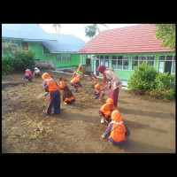 Persiapan Akreditasi, Siswa MIM 10 Karang Anyar RL Gotong-Royong