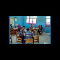 Suasana Makan Bersama pada Akhir Ujian Sekolah di MIN 03 Kepahiang