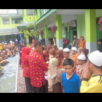 MIN 01 Dusun Curup RL Bagikan Raport Siswa