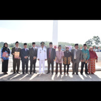 Kemenag Benteng Bersama Bupati Serahkan Buku Nikah  