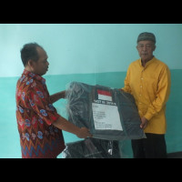 Kemenag Seluma Bagikan Tas CJH