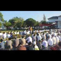 Kepala KUA Tanjung Agung Khutbah Idul Fitri di Balai Daerah  