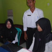 Ka. KUA Pino Raya BS Ajari Staf Input Data Nikah