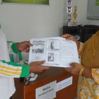 Ka. KUA Pino Raya BS Bagikan Buletin Jum’at Kepada PAH