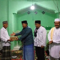 Kasubbag TU Kemenag Benteng Serahkan Mushab Al Qur’an