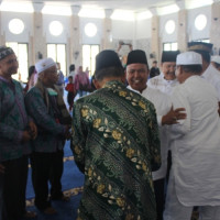 Kepala Kemenag Kota Bengkulu Serahkan Jamaah Haji Kepada Keluarga