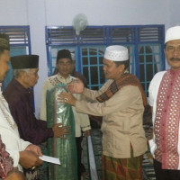 Ka.KanKemenag Benteng Serahkan Sajadah Kepada Pengurus Masjid  