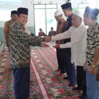  Ka.KanKemenag Benteng Serahkan Teks Khutbah Imam Kecamatan  