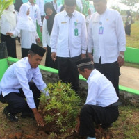 PAI Non PNS Kemenag Kaur Hijaukan Lingkungan Kantor 