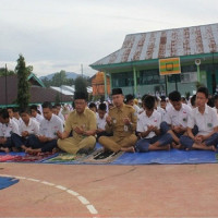 Plt.Ka.Kemenag BU Sholat Dhuha Bersama Siswa-Siswi MTsN 1