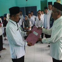 Ka.Kemenag Kaur serahkan DIPA Tahun 2017