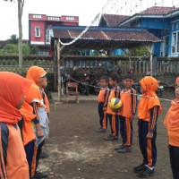 Siswa MIM 10 Karang Anyar RL Latihan Volly Ball