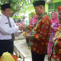 Ka.Kanwil Kemenag Bengkulu Terima Tumpeng Ka.Kemenag BS