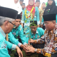 Peduli Lingkungan, Ka.kanwil Kemenag Bengkulu Tanam Pohon Di Kemenag Kaur