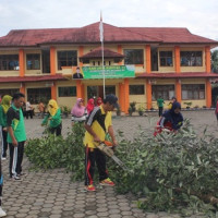 Kemenag BU Gotong Royong Membersihkan Lingkungan Kantor