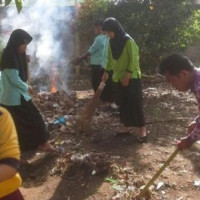 MIN 01 Kota Bengkulu Laksanakan Jumat Bersih 