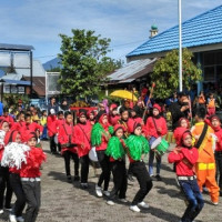 Drumband MIM 10 Karang Anyar Meriahkan Pembukaan O2SN dan OSN SD/MI 