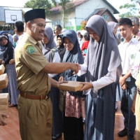 Kepala MAN RL Berikan Penghargaan Siswa yang Berprestasi