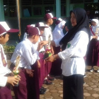 MIN 01 Bengkulu Utara Beri Reward Kelas Bersih dan Petugas Upacara Terbaik 