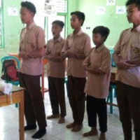 Siswa MTsN Taba Penanjung Latihan Urus Jenazah