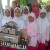 Tingkatkan Kreatifitas, Siswa MIN Pondok Kubang Bikin Miniatur Madrasah