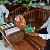 Siswa MA Miftahul Ulum Mukomuko Ubah Sampah Jadi Kerajinan Tangan